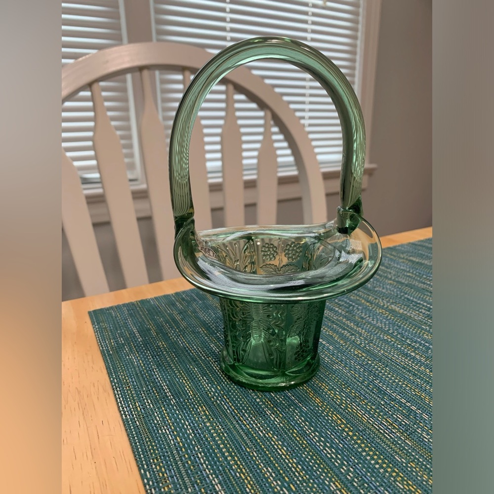 Fenton mini basket, green with butterfly motif - Picture 3 of 7